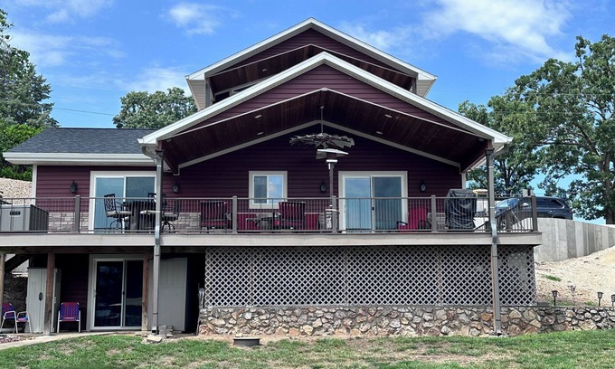 Gravois Mills House | Peggy's Paradise- 3 Bdrm Lakefront House on Gravois Arm, Lake of Ozarks