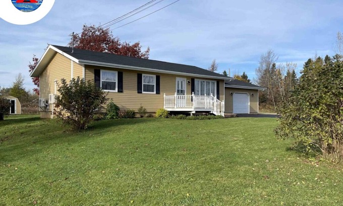 Wellington House | PEI Home (3 Bedroom, 4 Beds, Washer & Dryer, Air Conditioning, Fire Pit.)
