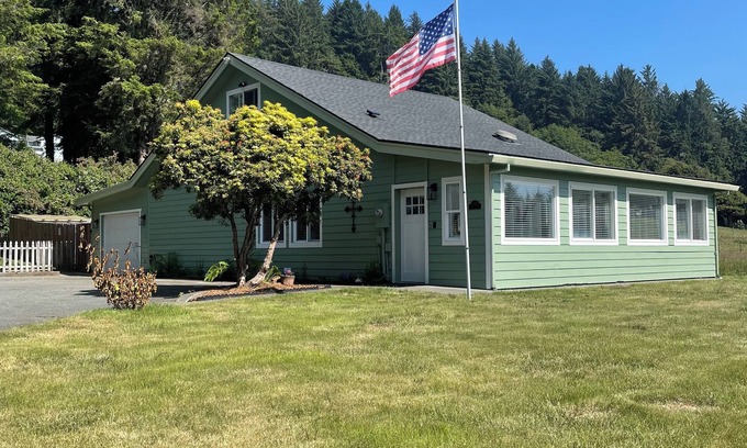 Brookings House | Pelican Cottage ~ Close to Brookings and Crescent City. Great for large groups