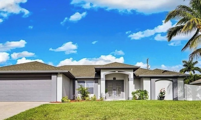 Pelican House | Pelican Hideaway, Fam Friendly Home Close to Shopping, Restaurants, and Beach