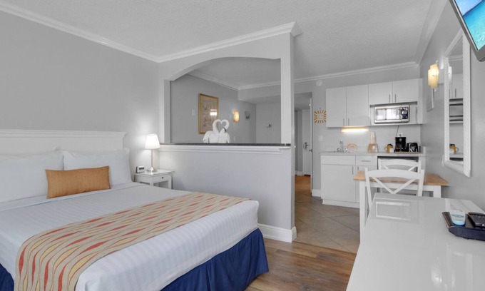 Clearwater Beach Condo | Pelican Pointe 221:Walk to Beach~Pool~Free Parking