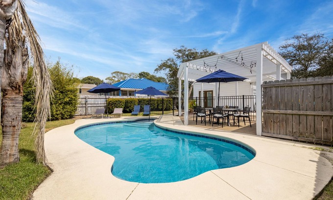 Crystal Beach House | Pelican Retreat by AvantStay | 5 MINS TO BEACH | Pet Friendly w/Pool & BBQ!