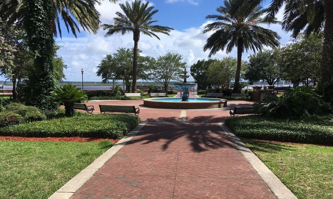 St. Marys Apartment | Pelican's Perch, located in Historic Downtown St.Marys GA. 1 bed room/1 bath