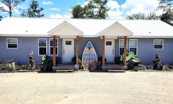 Port St. Joe House | Pelicans Post - Close to Downtown & Beaches - King Bed - Boat Parking - NO Pet Fees !