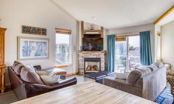 Kiwanda Shores House | Pelicans Watch - Meredith Lodging