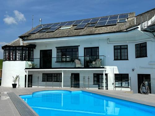 Pembroke House | Pembrokeshire Near The Beach With A Heated Pool