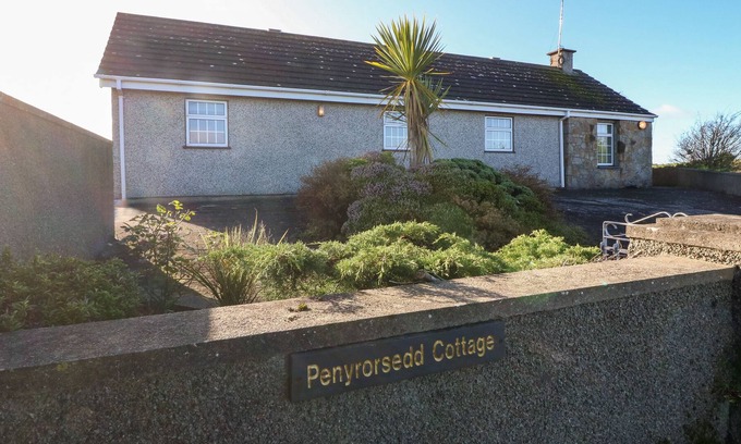 Llanfachraeth Cottage | PEN YR ORSEDD COTTAGE, family friendly in Llanfachraeth