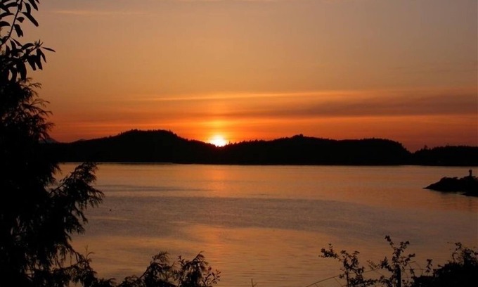 Pender Island Cottage | Pender Island Oceanfront Cottage with Private Beach Access & Awesome Sunsets