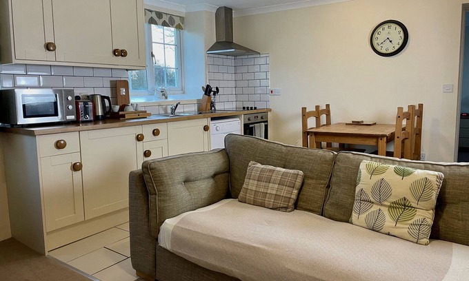 Trewassa Cottage | Pendragon Cottage Hengroen Lounge/Diner Sleeps 4