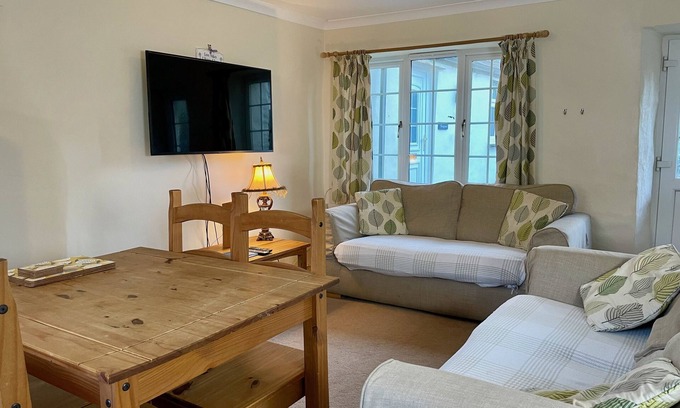 Trewassa Cottage | Pendragon Cottage Llamrai Lounge/Diner Sleeps 4