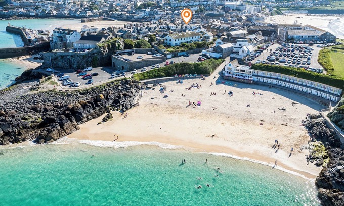 St Ives House | Pendynas, luxury home, heart of St Ives. Beaches, shops, restaurants all very close. Free parking for 2 cars. Free WiFi.
