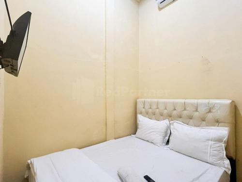 Banyuasin Hotel | Penginapan Dvn & Tmy 01 Mitra RedDoorz