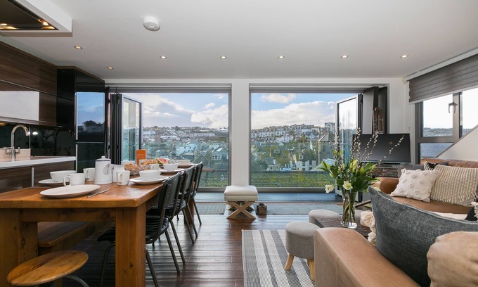 St Ives House | Penhaven - Downalong St Ives – Sleeps 8 – Sea Views – Parking for One Car