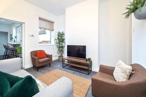 Stoke-on-Trent House | Penkhull House by Truestays - 4 Bedroom House in Stoke-on-Trent