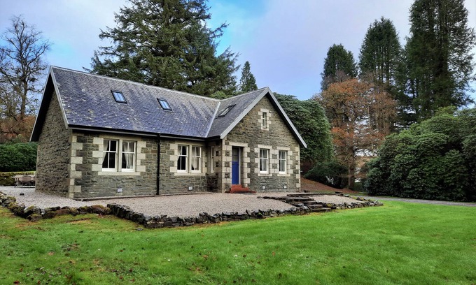Newton Stewart Cottage | Penninghame West Lodge - a cottage that sleeps 10 guests in 5 bedrooms