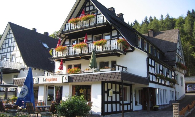 Schmallenberg House | Pension & Ferienhaus Latröpchen