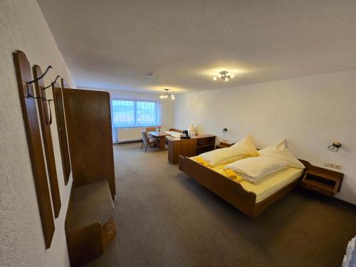 Herrischried House | Pension Hauber - Kirschtortenzimmer mit Balkon