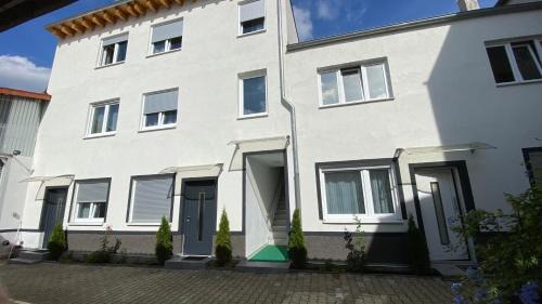 Neckarau House | Pension Neon
