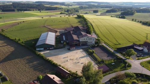 Seebarn House | Pension & Reitschule Fuchsenhof