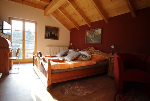 Bernstadt a. d. Eigen House | Pension und Falknerei an der alten Schmiede