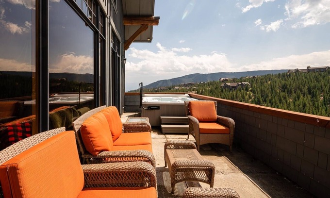 Saddle Ridge Cabin | Penthouse 1 3 Bedroom Lodge by Moonlight Basin Lodging