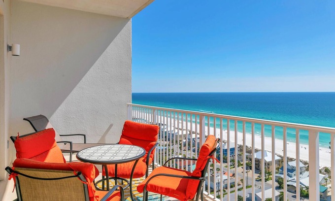 Panama City Beach Condo | 🏖️Penthouse - 1BR+Bunks Laketown Wharf 2013🏖️
