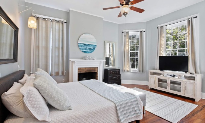 Historic Downtown Savannah Apartment | Penthouse 310: Jones Street!