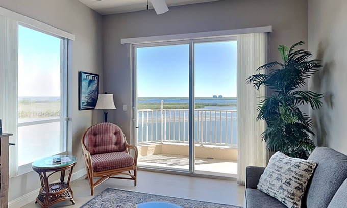 Fort Myers Beach Condo | Penthouse Condo with Balcony View Dining,Pool,Gym + Restaurant