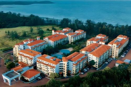 Bandar Penawar Apartment | Penthouse Desaru Beach 5G Wifi Netflix Pool View