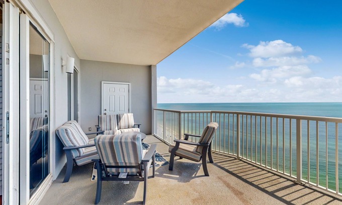 Gulf Shores Condo | Penthouse-level, waterfront condo with epic Gulf-view balcony, pools, & gym