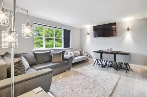 Knaphill Apartment | Penthouse Long Stay Gem Free Parking Ideal
