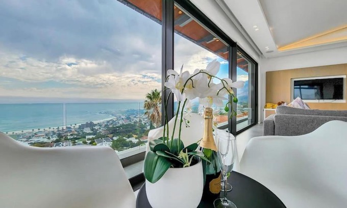 Camps Bay Villa | Penthouse Luxury, hot tub, Camps Bay Beach views