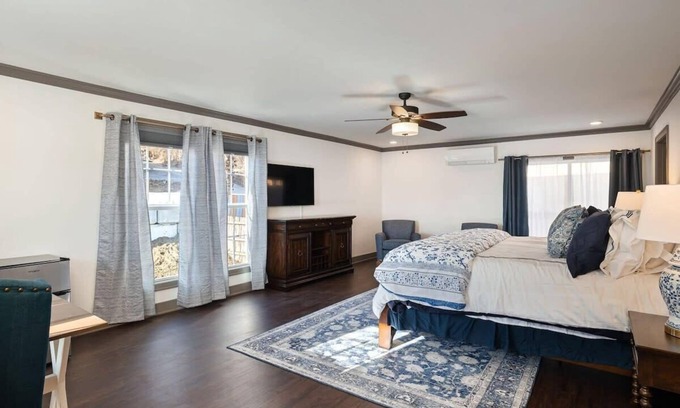 Waldron Apartment | Penthouse on Main KingBed+Shops&Eats|WiFi