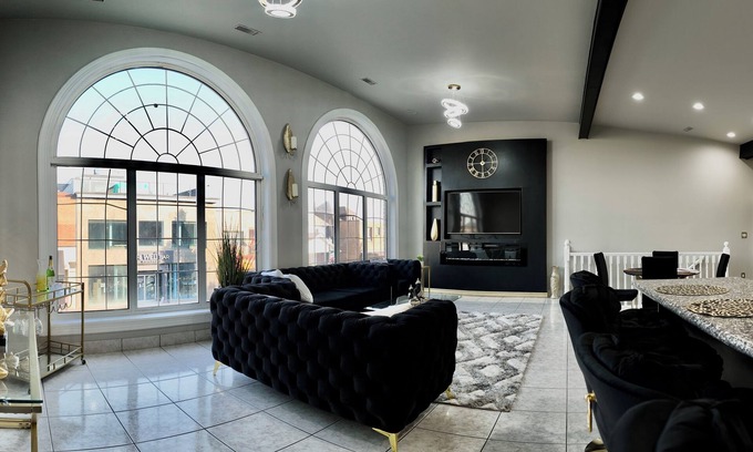 Walkerville Apartment | Penthouse suite in heart of little Italy