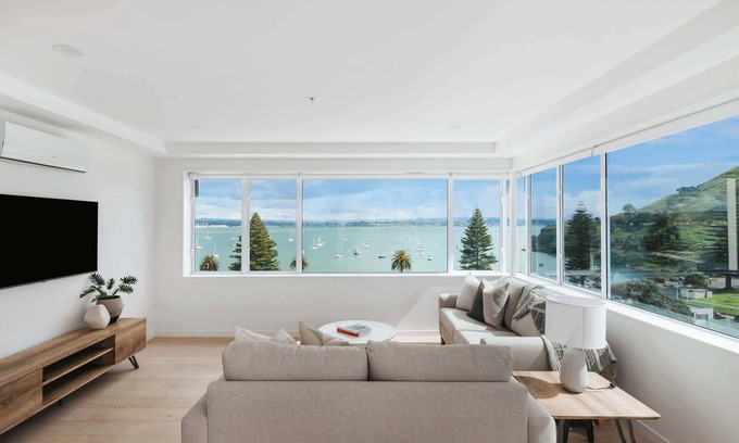 Mount Maunganui Apartment | Penthouse Views | Pool + Parking | Luxury Stay