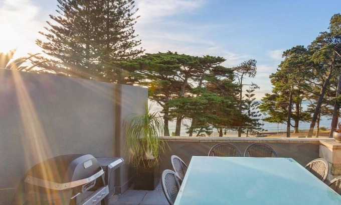 Cowes House | Penthouse Waterfront Apt Sleep 4
