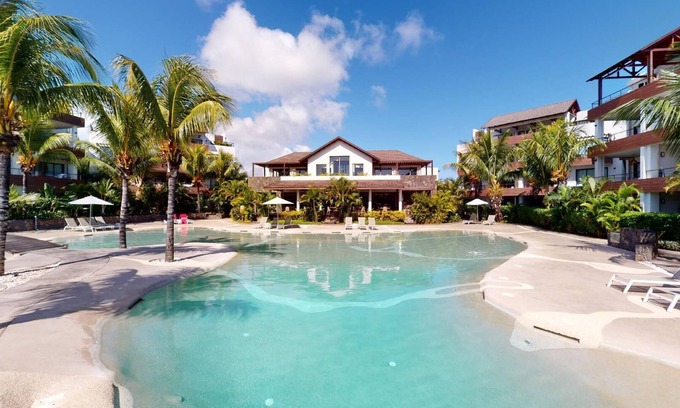 Mont Choisy Apartment | Penthouse with lagoon pool 100m from the beach.