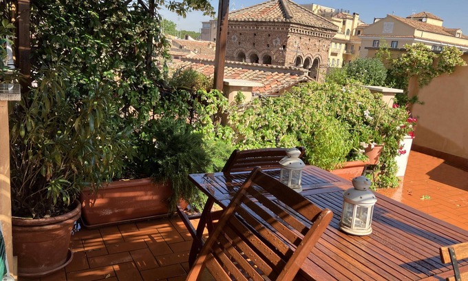Trastevere Apartment | PENTHOUSE with PANORAMIC PRIVATE ROOF TERRACE, Old Historical centre, Trastevere