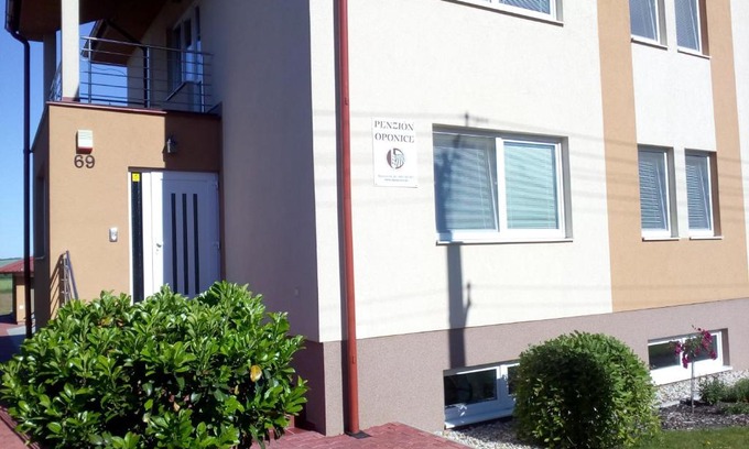 Oponice House | Penzión Oponice