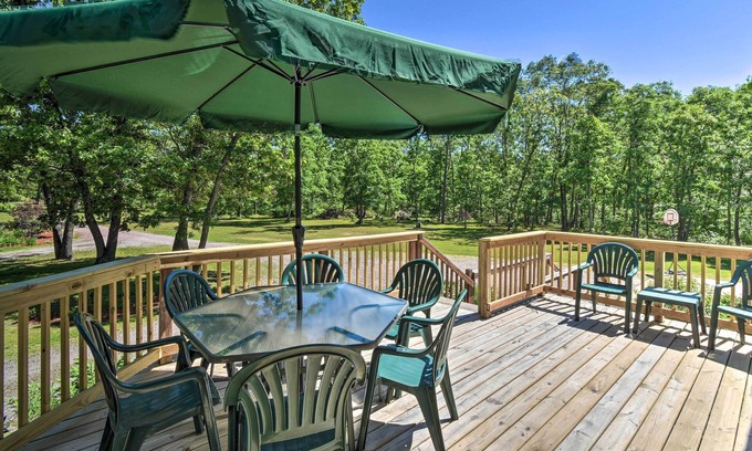Lyndon Station House | People & Paws Home w/Fenced Yard by the Dells!