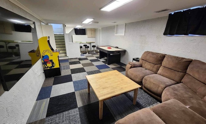 West Peoria House | Peoria Bradley Cozy Vacation Large Group Home w/Kitchen View