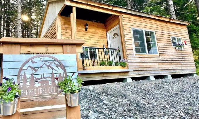 Bear Creek Cottage | Pepper Tree Cottage - Breakfast Included