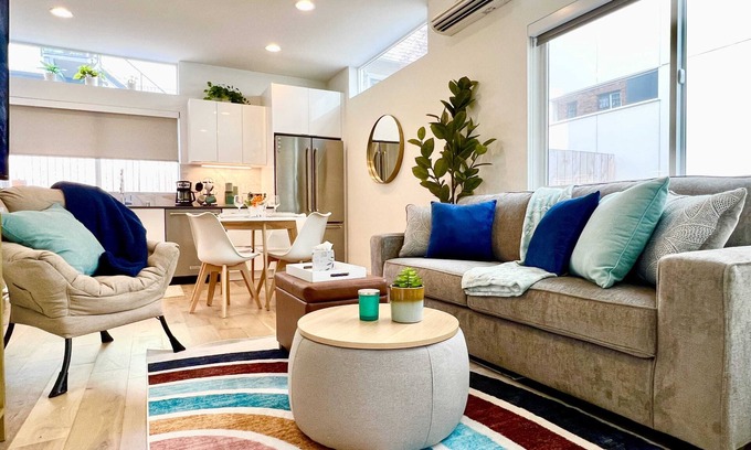 Broadway House | Perch - Capitol Luxe Two: High Walk Score | SEA Retreat | Heart of CapHil