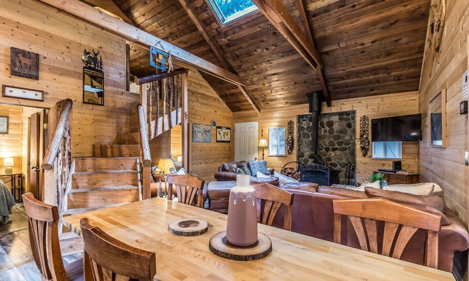 Packwood Cabin | Perch - Chester Cbin: Cozy rustic cabin with hot tub & AC! Pet Friendly