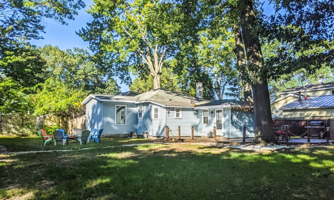 Spring Lake House | Perch Cottage - Just 5 Mins from Lakeside Beach l Kayaks, Firepit & Fun