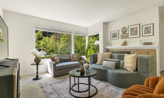 Northwest Bellevue House | Perch - Garden Villa Retreat, DT Bellevue 2BR Free Parking