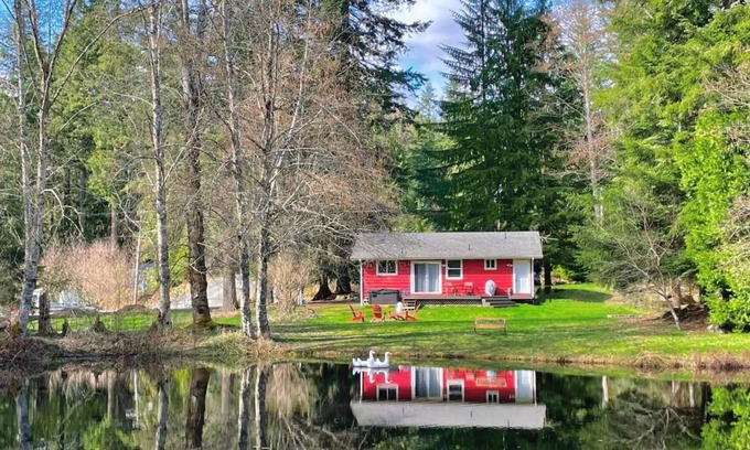 Paradise Estates Cabin | Perch - Ruby Lodge: Cozy Cabin w/Hot Tub & King bed | Pet Friendly