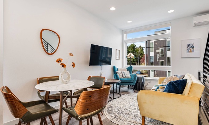 Fremont House | Perch - Woodland Suite: Chic Townhome Steps from Woodland Zoo w/Parking