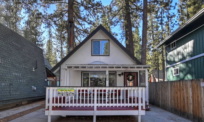Big Bear Lake Cabin | Peregrine Pines By Destination Big Bear: Close to Bear Mountain, Golf Course and Zoo! Hot Tub!