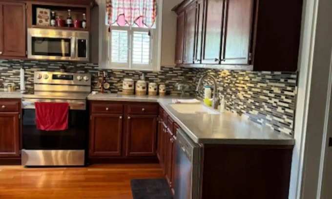 Bainbridge House | Perfect 5-bedroom Historic Home within walking distance of Downtown
